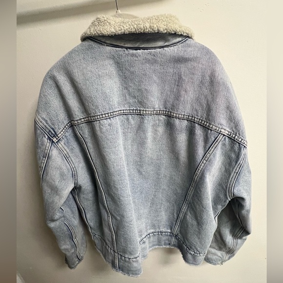 Levi’s Oversized Sherpa Trucker Jacket - Picture 3 of 7